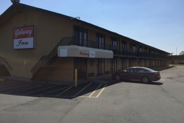 Exterior of Gateway Inn