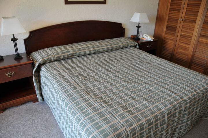 Room 6 of 176