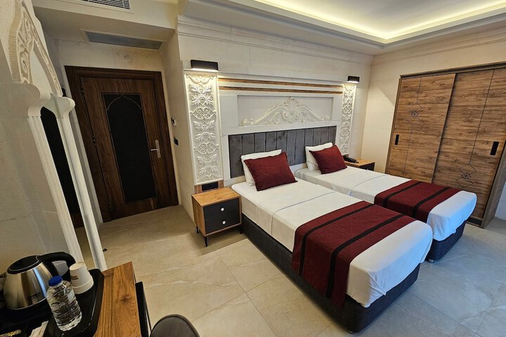 Room 7 of 10