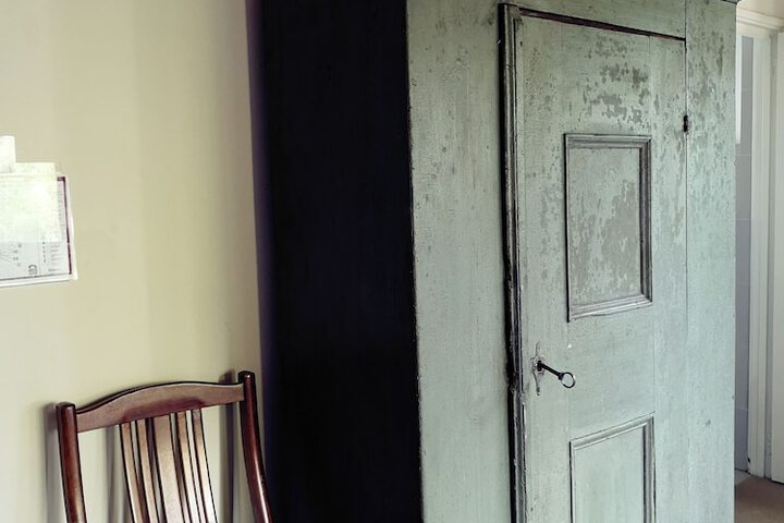 Room 8 of 127