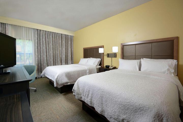2 Queen Beds (3 of 5)