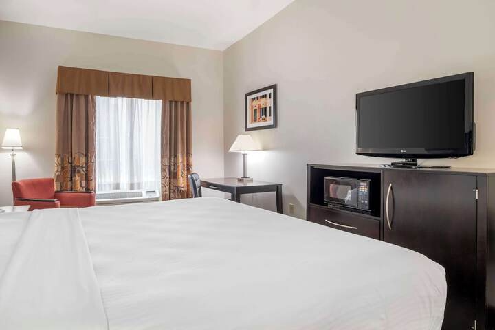 1 King Bed Microwave, Refrigerator High Speed Internet Accessible Full Breakfast (5 of 7)