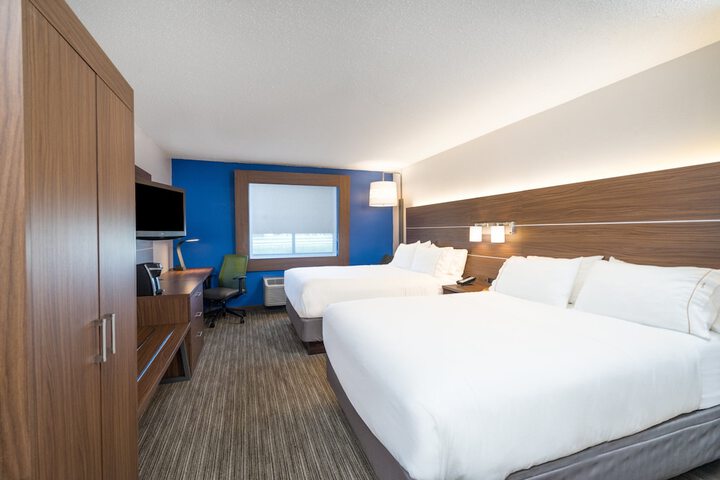 2 Queen Beds (1 of 11)