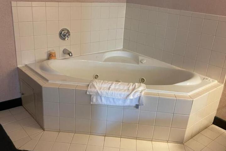 1 King Bed (3 of 5)