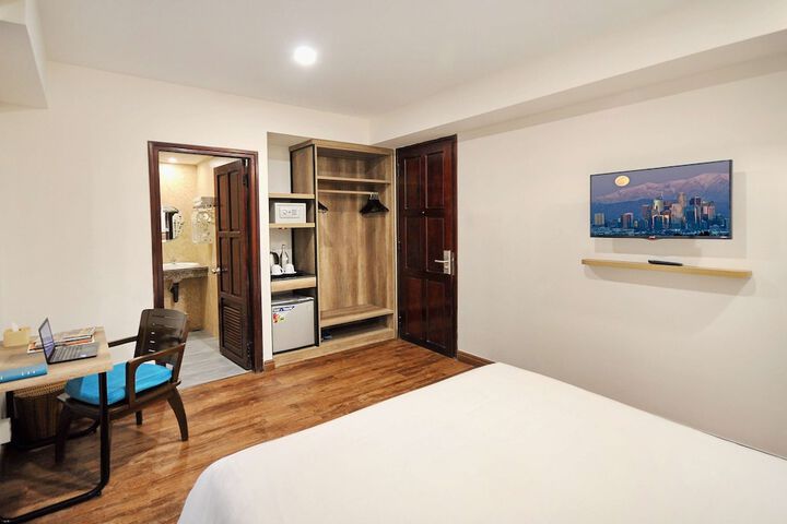 Room 5 of 16