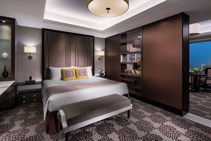 Room 7 of 33
