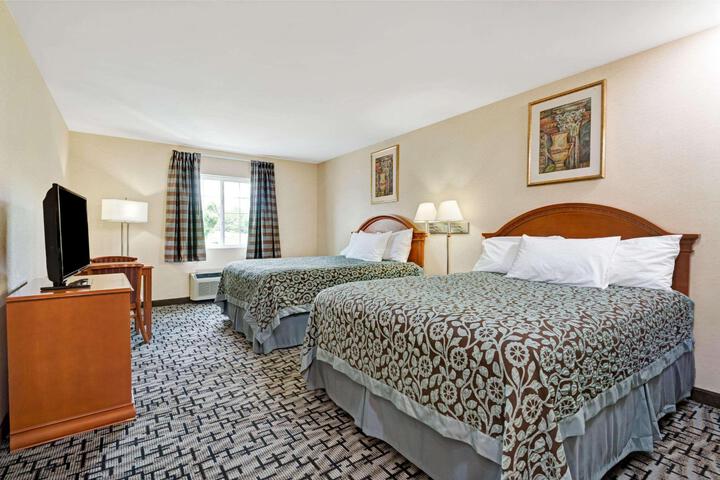 1 Queen Bed (5 of 23)