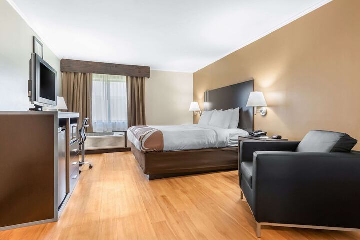 1 King Bed Accessible (9 of 17)