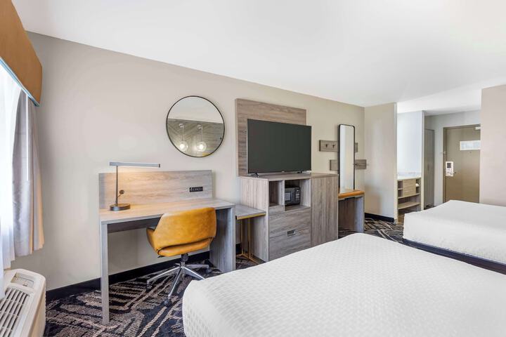 2 Queen Accessible Bathtub Microwave, Refrigerator WiFi Continental Breakfast (12 of 21)