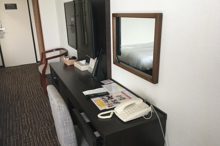Room 8 of 33
