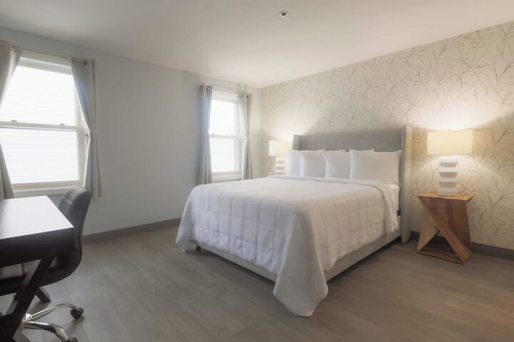 1 Queen Bed (9 of 10)