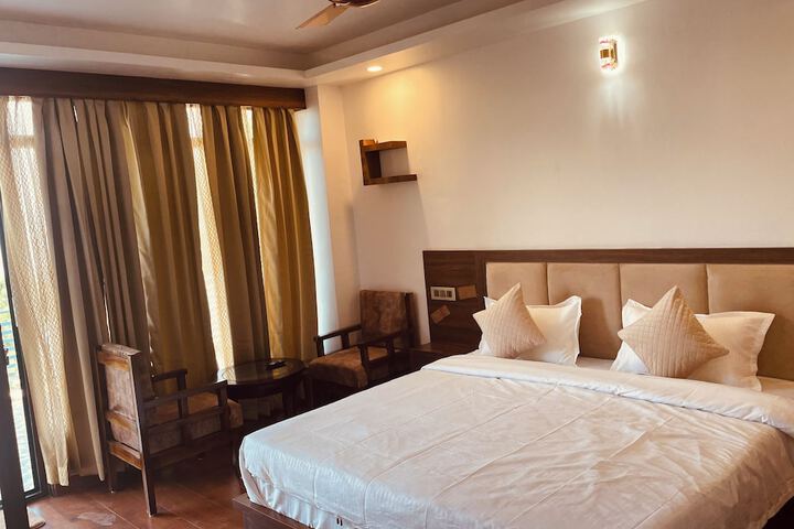 Room 3 of 53