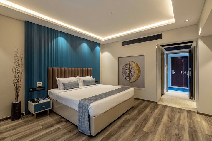 Room 10 of 28