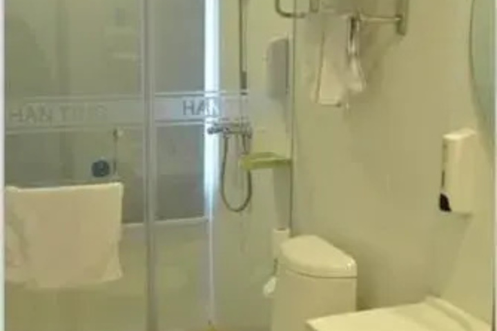Room 8 of 9