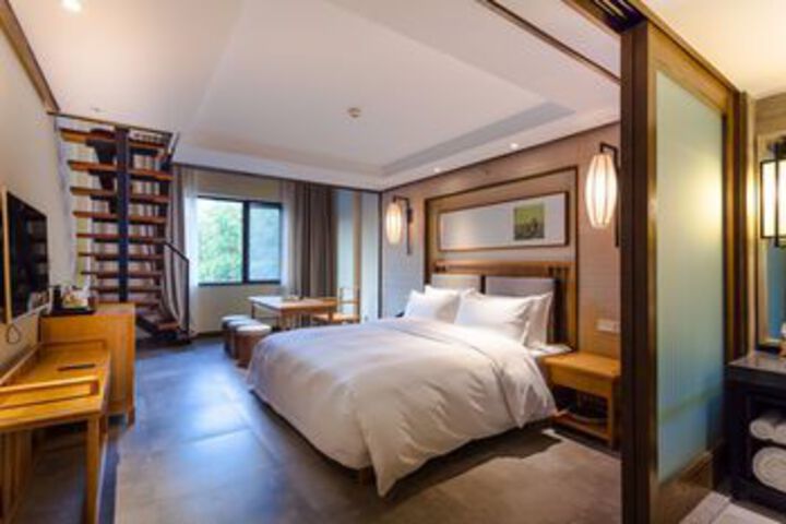 Room 17 of 38
