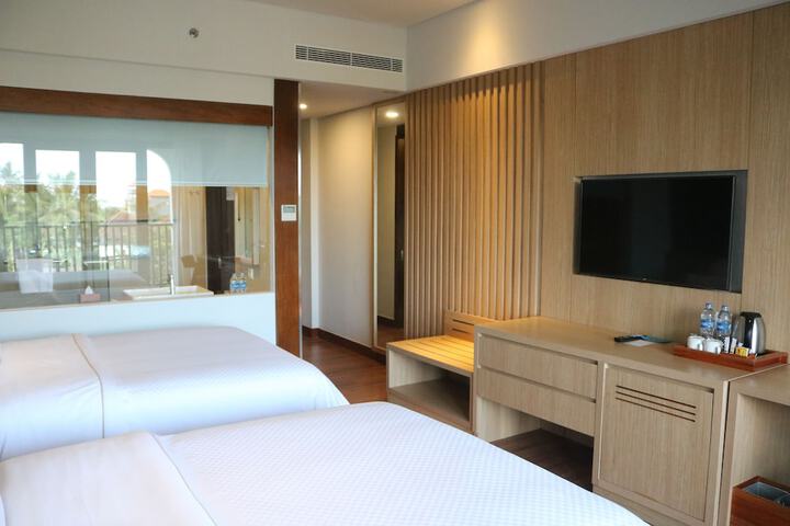 Hotel Exterior 105 of 111