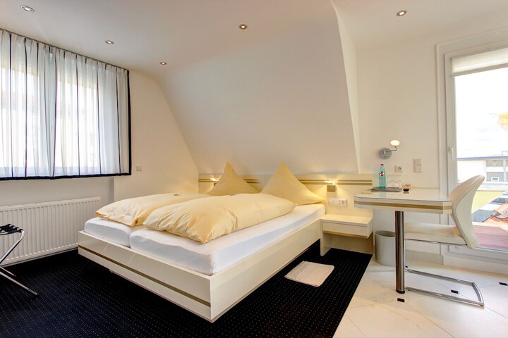 Room 9 of 32