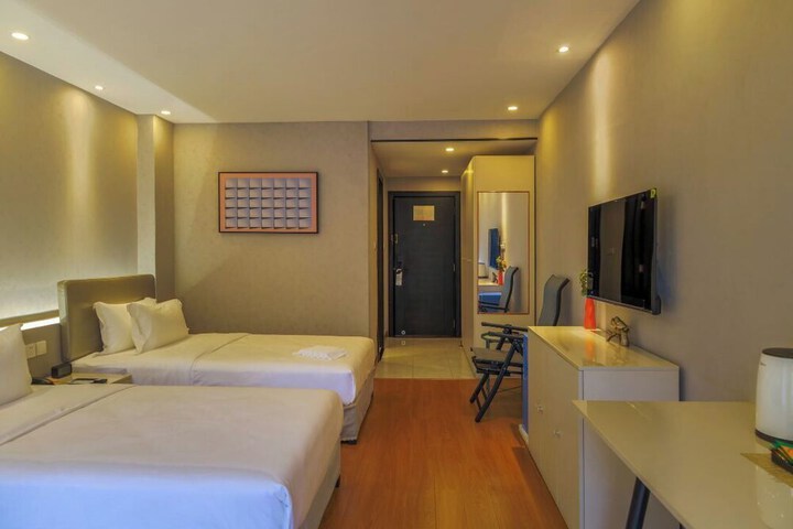 Room 6 of 30