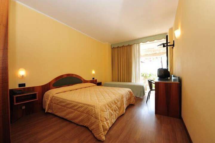 Room 6 of 24