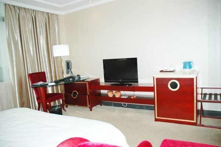 Room 6 of 12