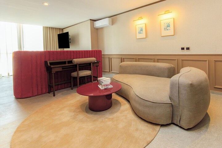 Room 33 of 49
