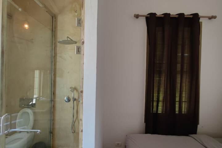 Room 6 of 102