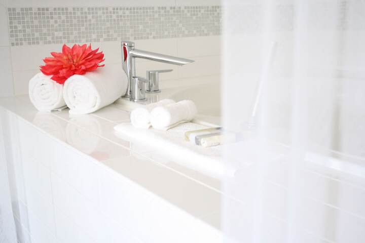 Deep soaking bathtub