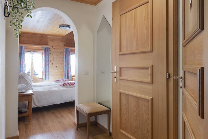 Room 4 of 27