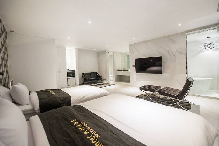 Room 11 of 32