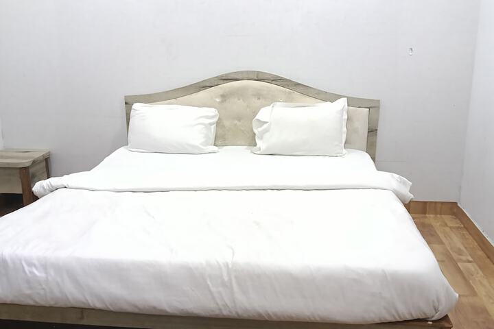 Room 4 of 9
