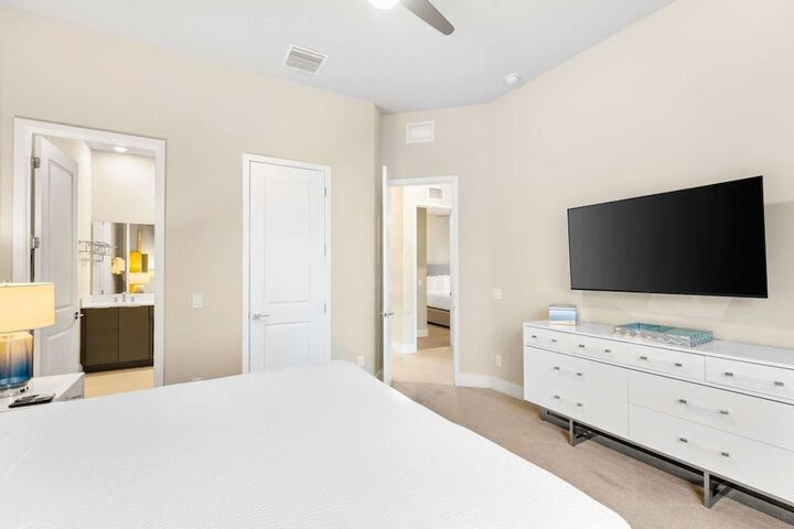 Room 28 of 216