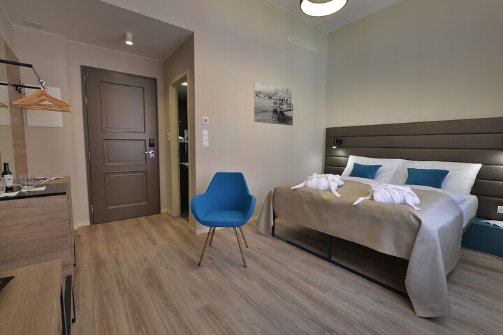 Room 3 of 43