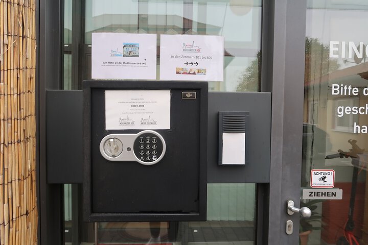 Check-in/check-out kiosk
