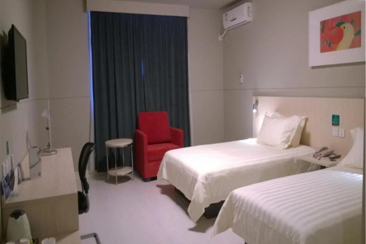 Room 6 of 13