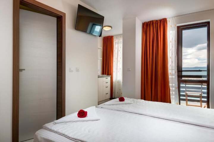 Room 7 of 32