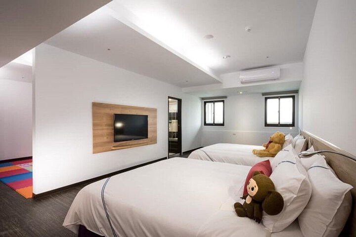 Room 11 of 34
