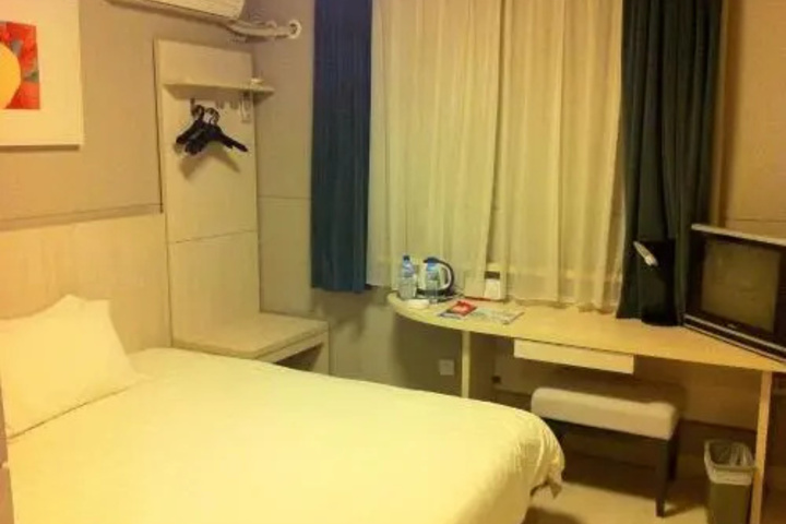 Room 4 of 15