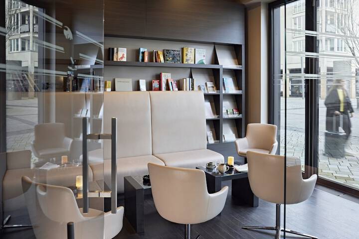 Lounge 40 of 54