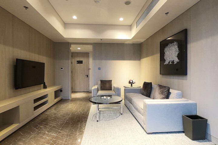 Room 4 of 106