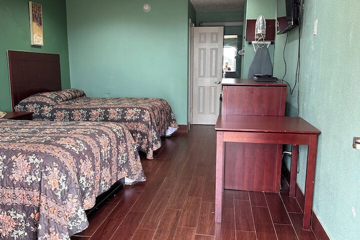 Room 7 of 9
