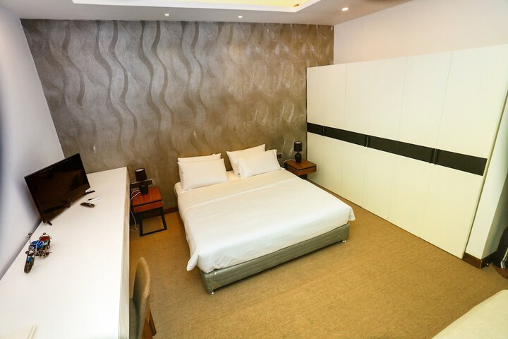 Room 14 of 16