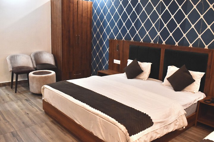 Room 10 of 25