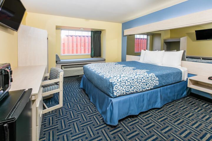 1 Queen Bed (10 of 17)