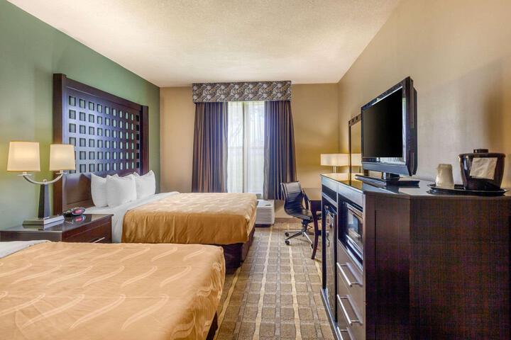 2 Queen Beds (1 of 14)