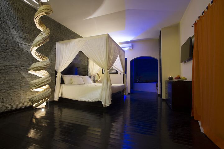 Room 4 of 36