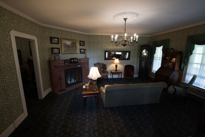 1 King Bed (2 of 13)