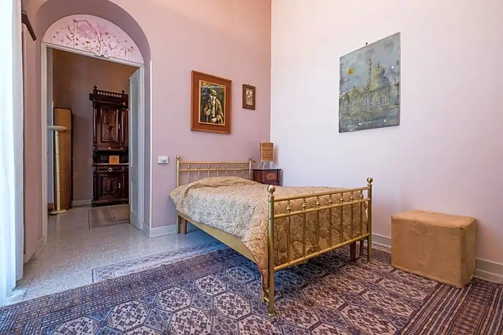 Room 4 of 18