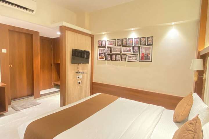 Room 13 of 30