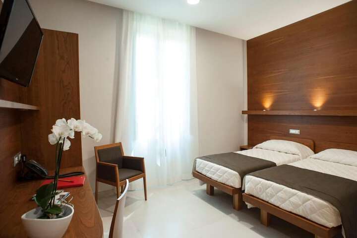 Room 12 of 37