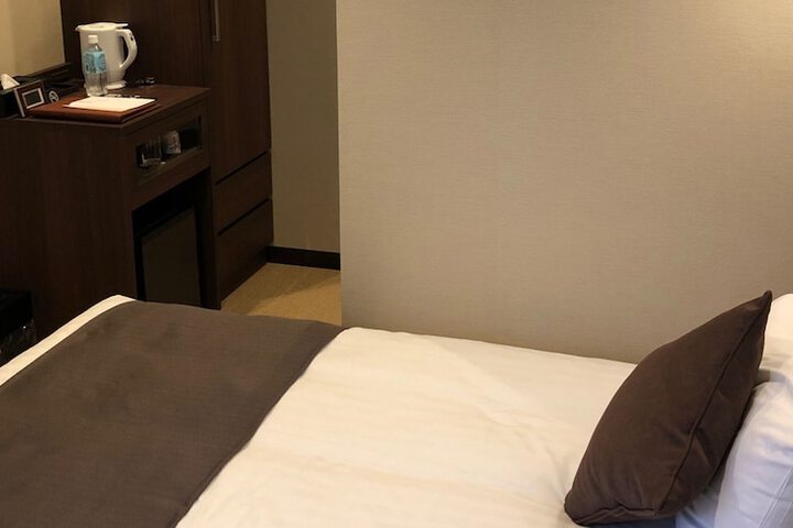 Room 6 of 77
